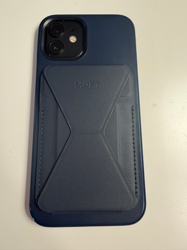iPhone12の純正ケース(Navy)とNavyBlueのカードケースはいい感じ