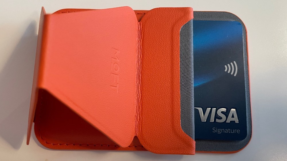 これは非常用のVISAのカード。クレカが使えるところでVISAが使えないところはまずないと思う。CostcoもアメリカはVISAです。