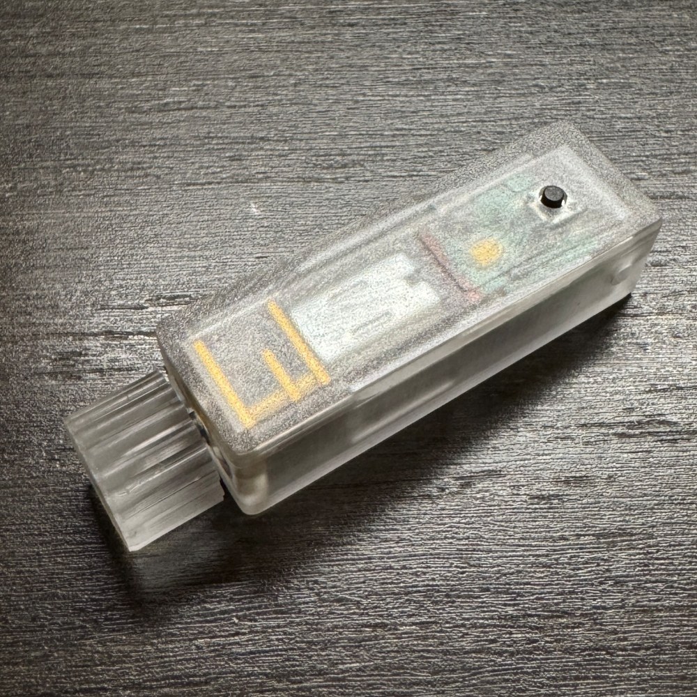 これが本体。ストラップを通す穴もあります。