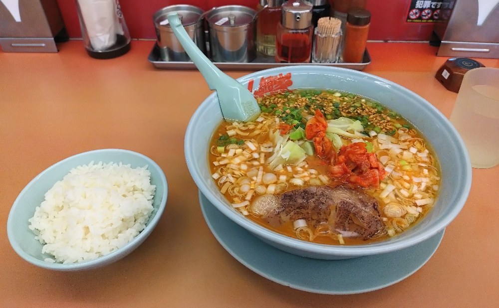右がその「旨辛スタミナラーメン」。左のライスはサイドメニューで注文したもの。