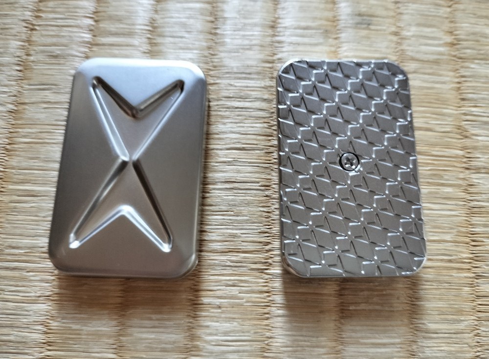 本体。43 x 26 x 10 mm。64g。