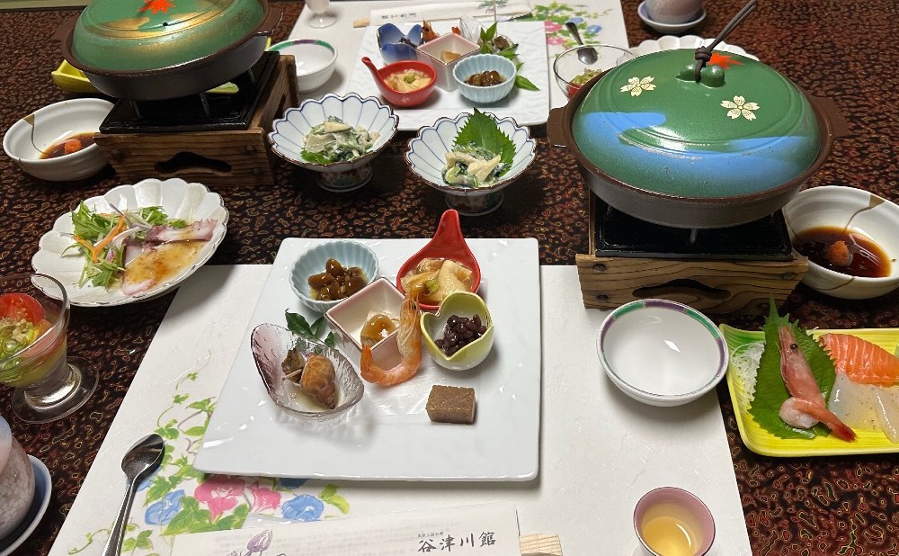 部屋で食べるタイプの旅館へいった。なおdocomo、au繋がりませんでした。楽天だけ4本に何故ってなったw