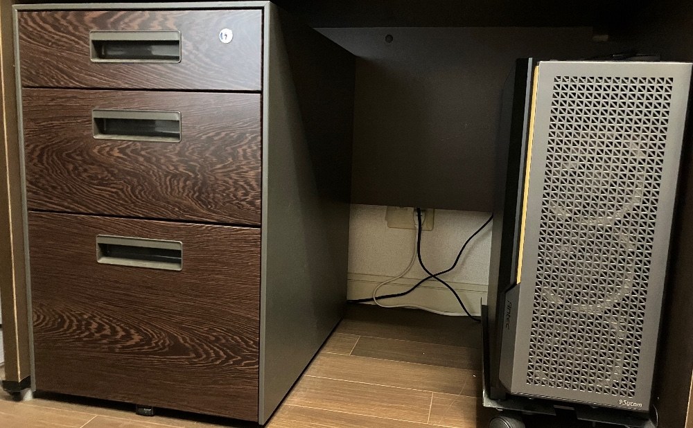 今回はこれの下段。PCの横ってこともありPC周りのあれこれが中心に入ってる