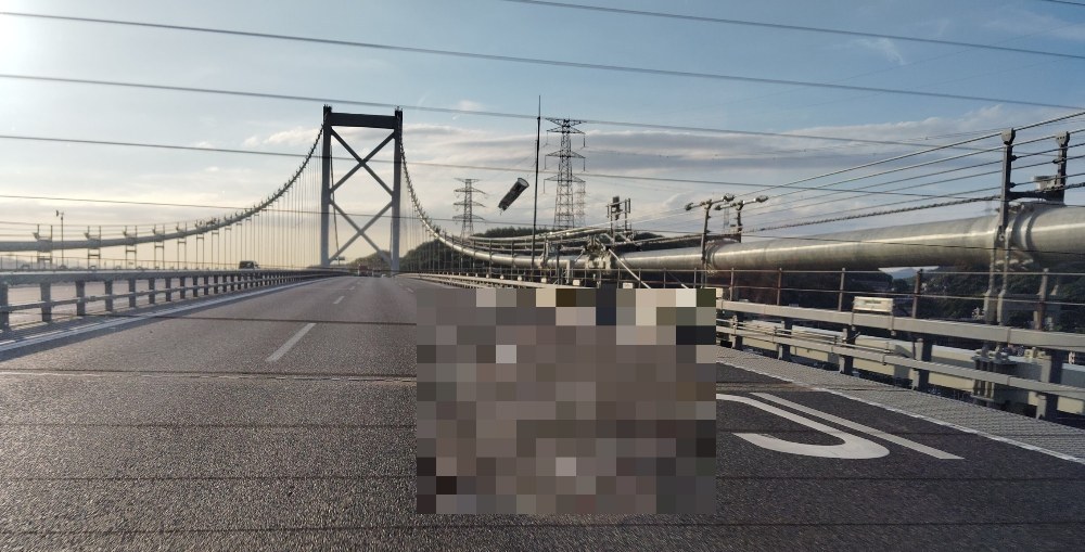 関門橋です。車の後ろを撮影。奥のが本州です。
