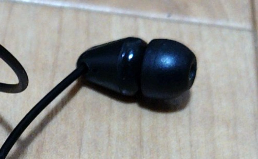 カナル型イヤホン