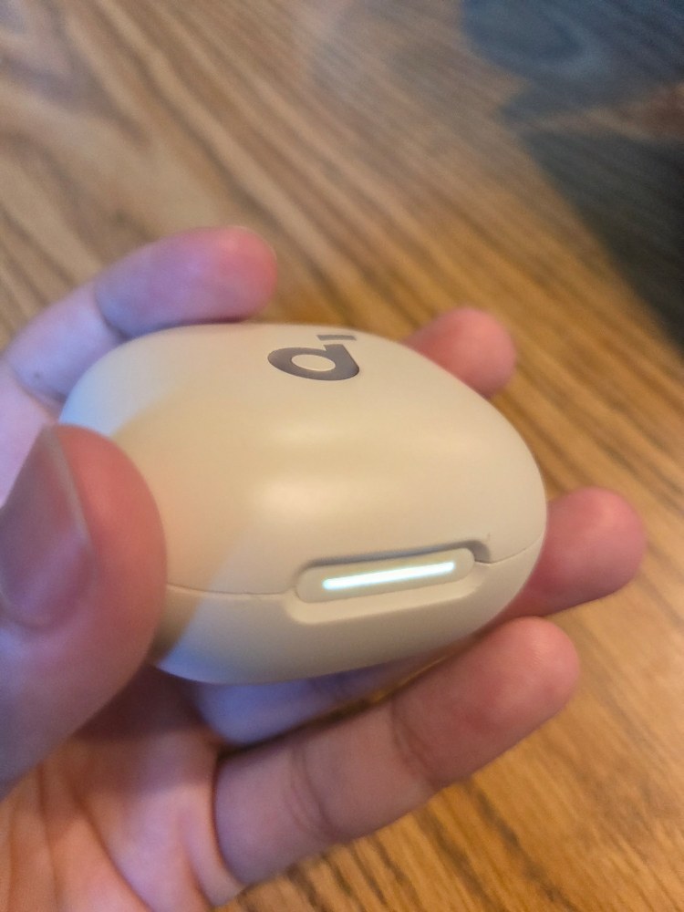 開けたり充電したりすると光る