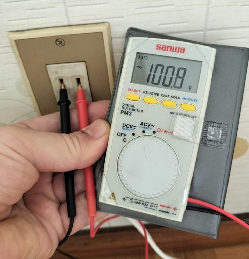 片手で保持。くどいようですが、小型軽量で使いやすい。そこが一番の長所。