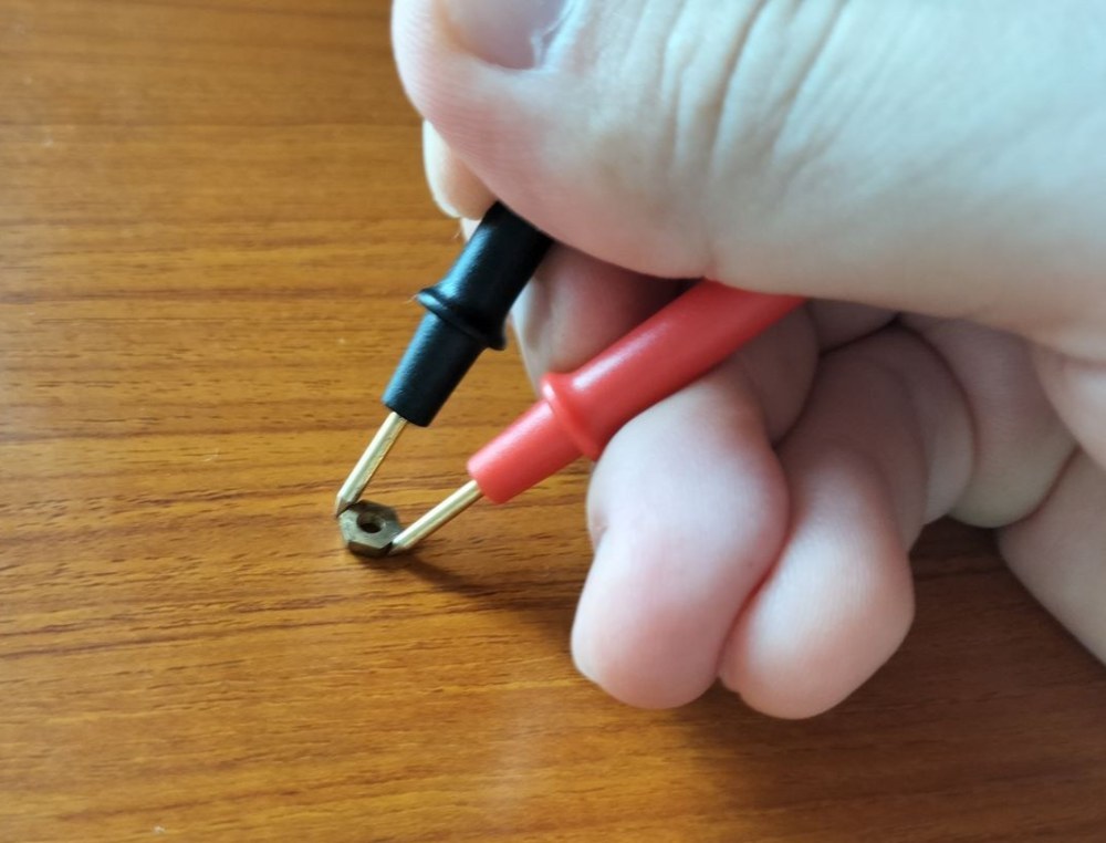 お箸持ち。ナットを挟んでいますが、小さなチップ部品にも当てやすいです。