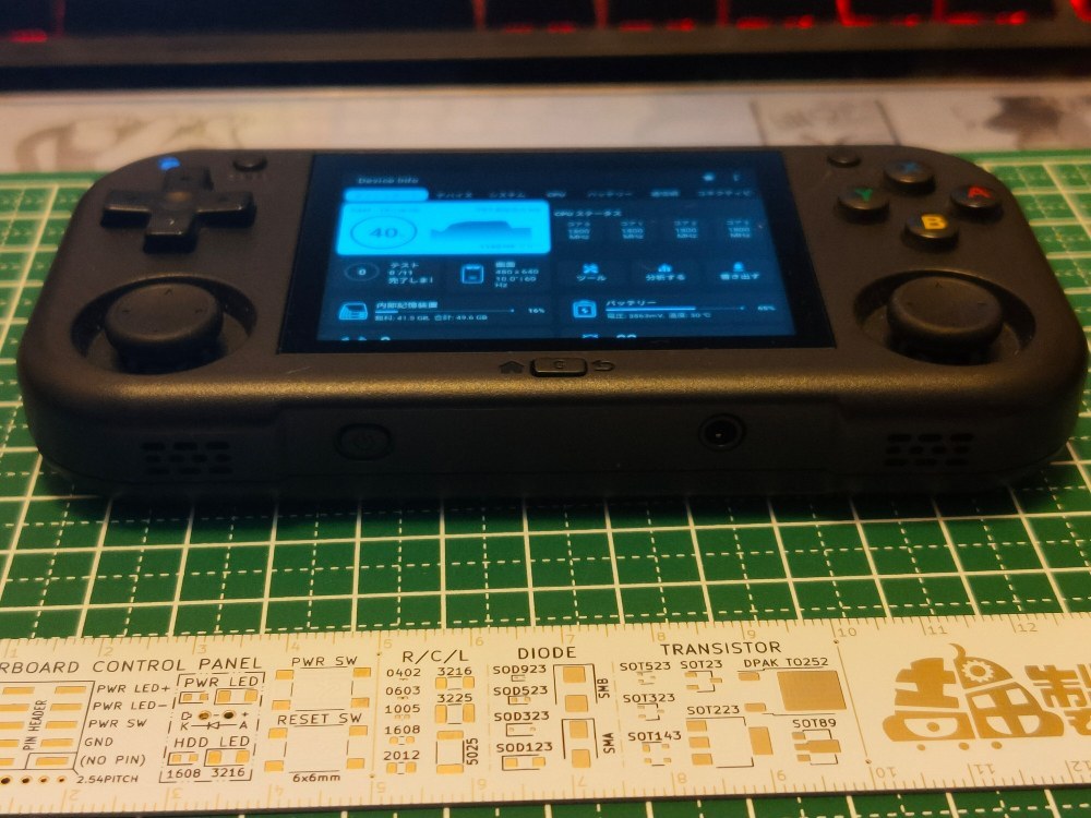 下部（イヤホンジャックと電源ボタン、スピーカーの穴？）