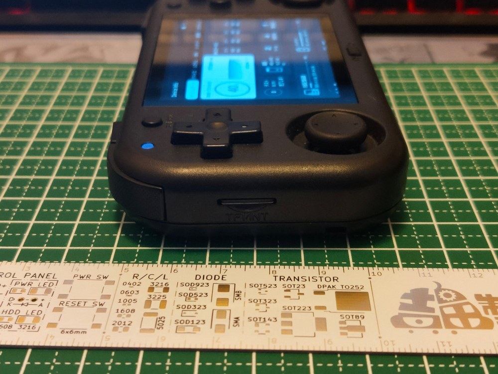 左側(同じくmicroSD差す穴)