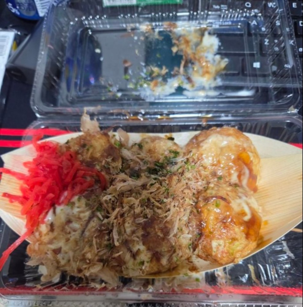 屋台たこ焼きはたこの大きさが自慢のようです。