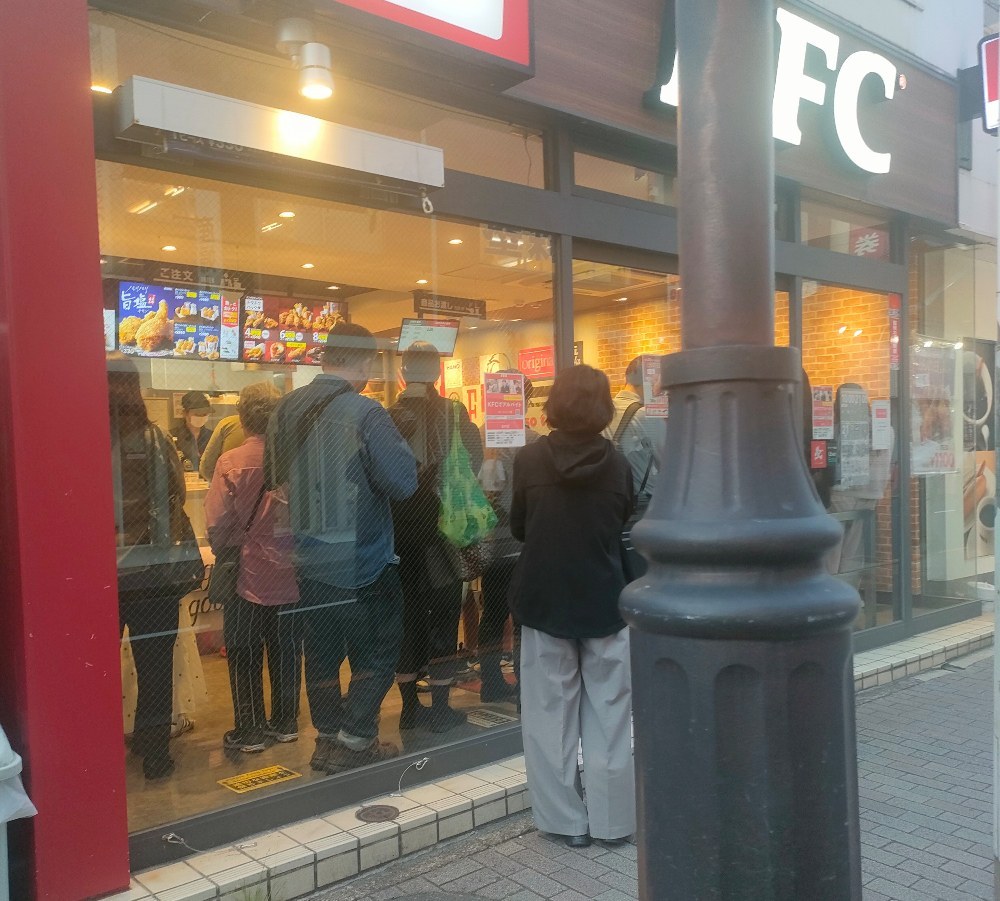 28日のケンタッキー店舗前 18:30