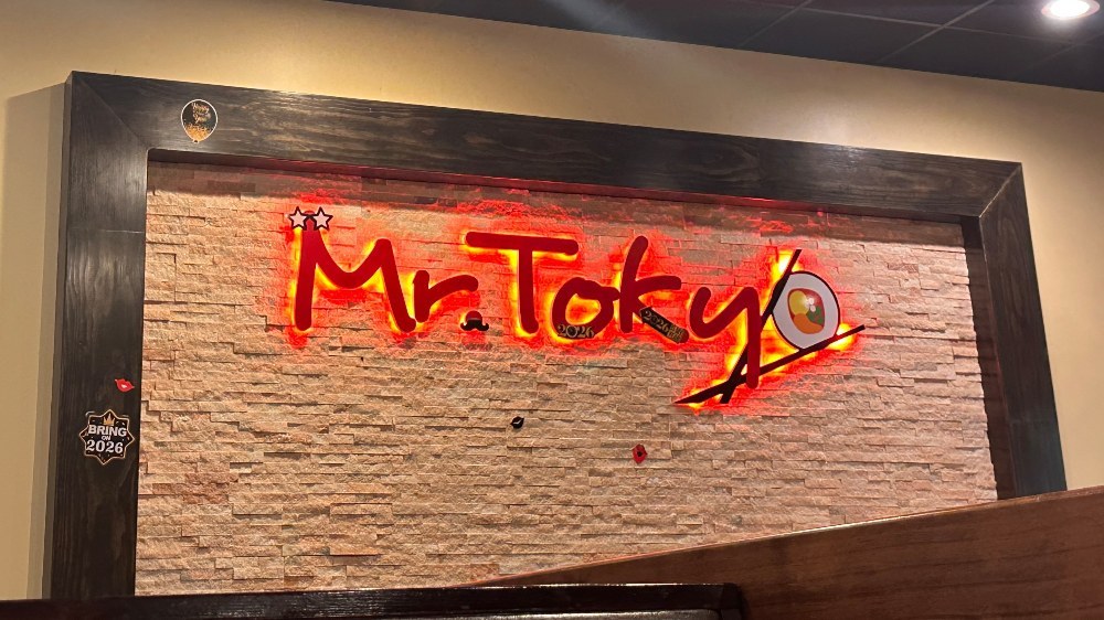 壁に貼ってある光り輝くロゴ