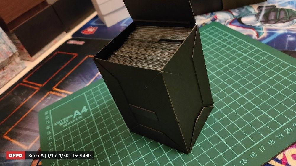 大きいサイズのカッターマット(220円?)まだカッターマットとして使いながら、遊戯王もやっていたころ?