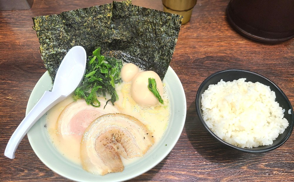 塩とんこつラーメンが最強　家系ラーメン　魂心家 レビュー写真