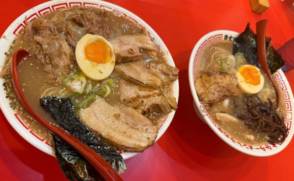 左:特製マキシマムザチャーシュー右:特製ラーメントラ