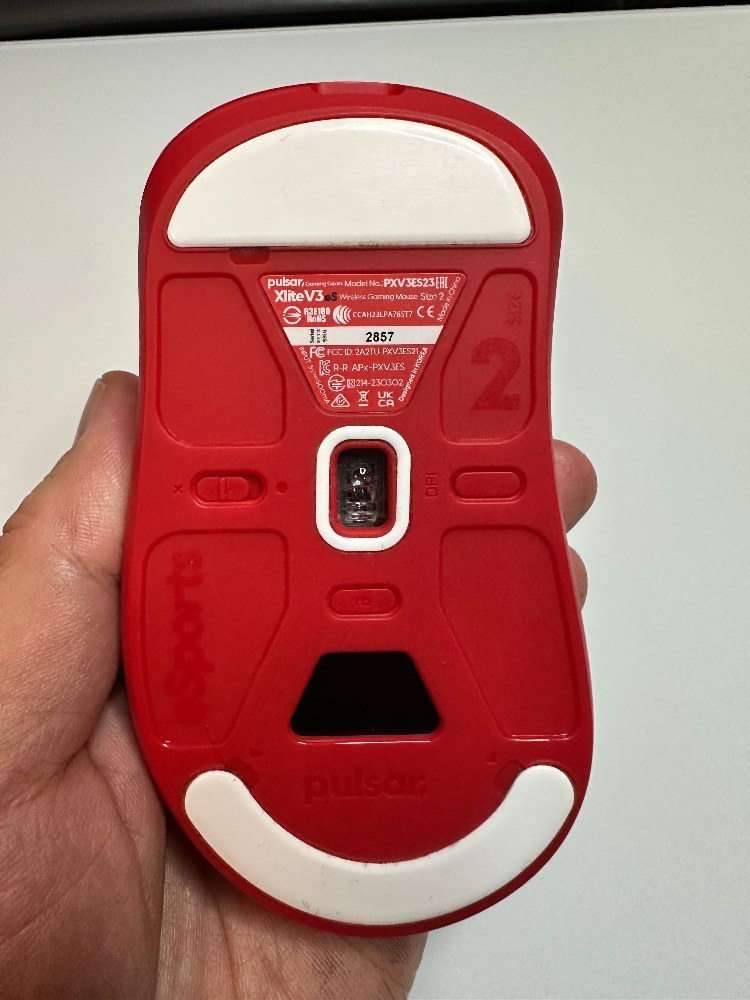 電源を入れてDPIかHzボタンを押すと本体中央のセンサーの下にあるHzボタンの下の液晶に今の設定が表示されます。