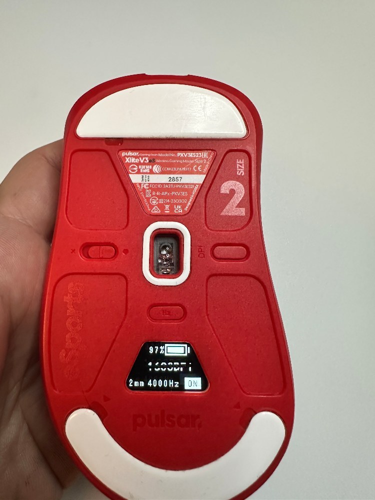 ただ、このマウスは有線にすると8000Hzまで設定できます。