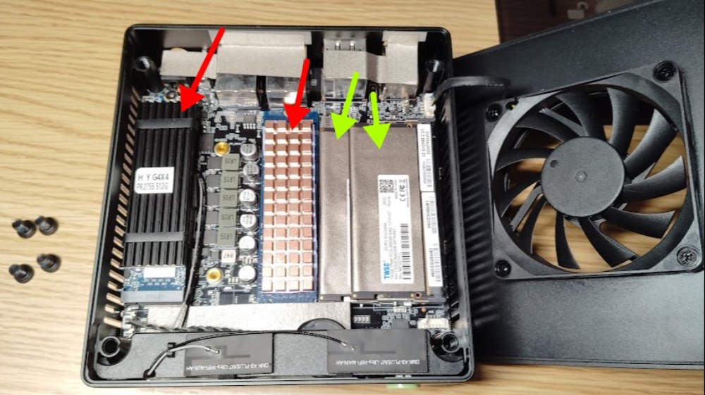 赤矢印のはSSD、緑矢印のはメモリです