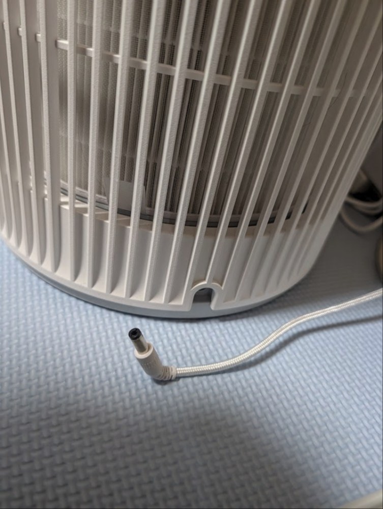 電源端子は背面になります。