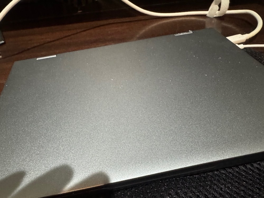 天面はアルミ筐体で、まるでMacBookのようしっかりした作りですよ