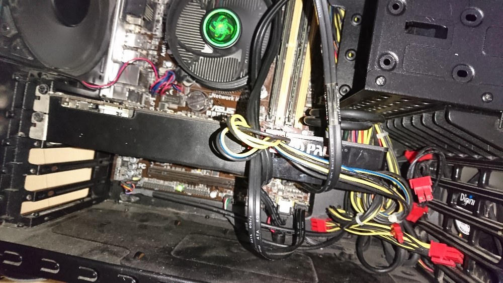PCにつけた感じ。配線が汚いのが気になって仕方ない