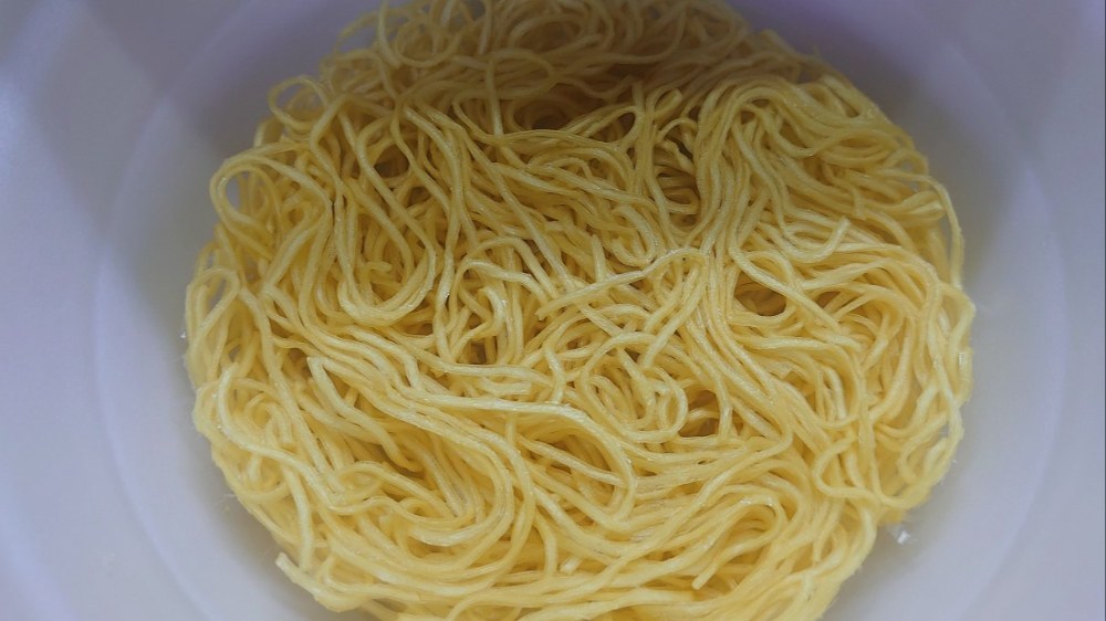 なめらかなノンフライ中細麺