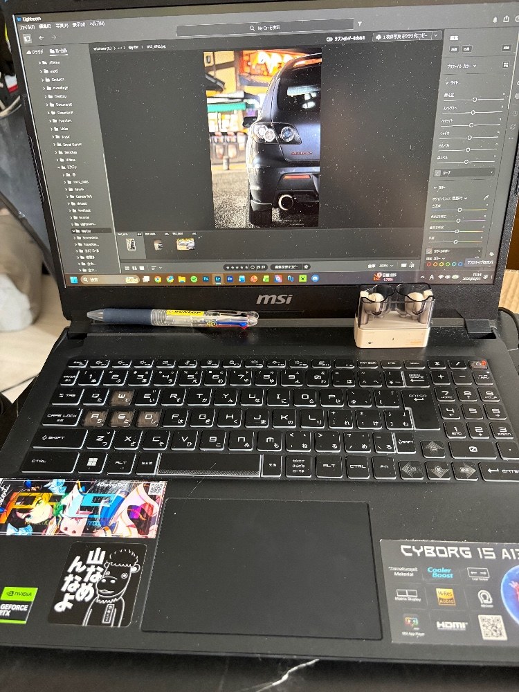 開けるとこう。ステッカーの主張激しいね?