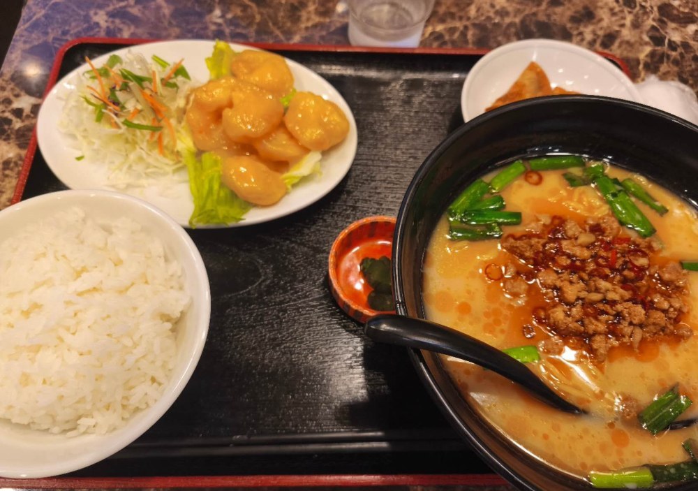 揚げ餃子も美味しいけど,よく中身飛び出てる