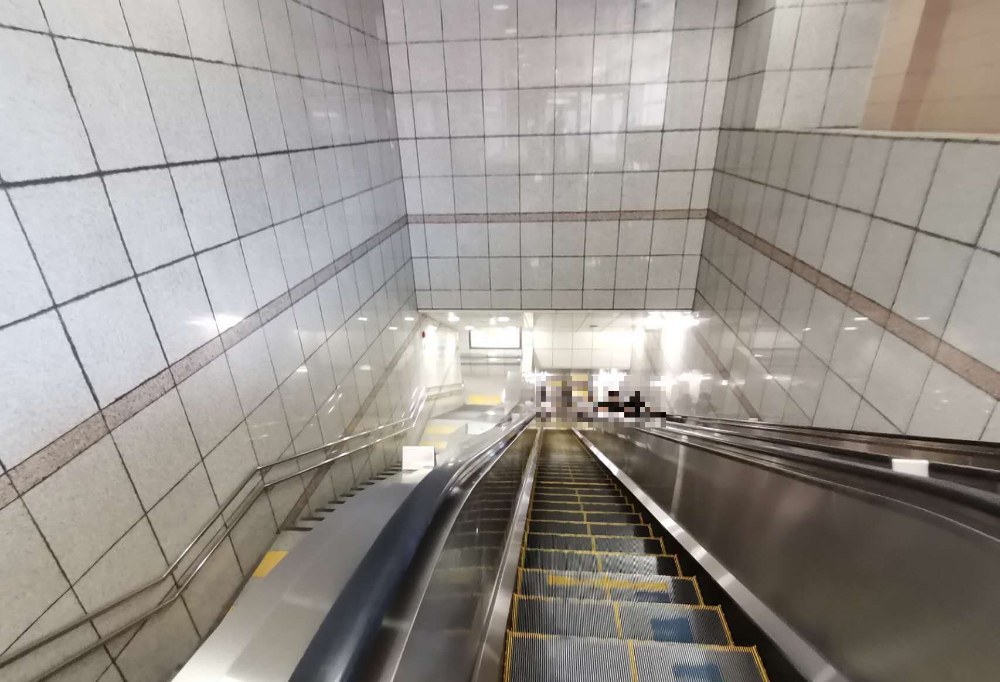 東山線へ行くエスカレーターめっちゃ長い