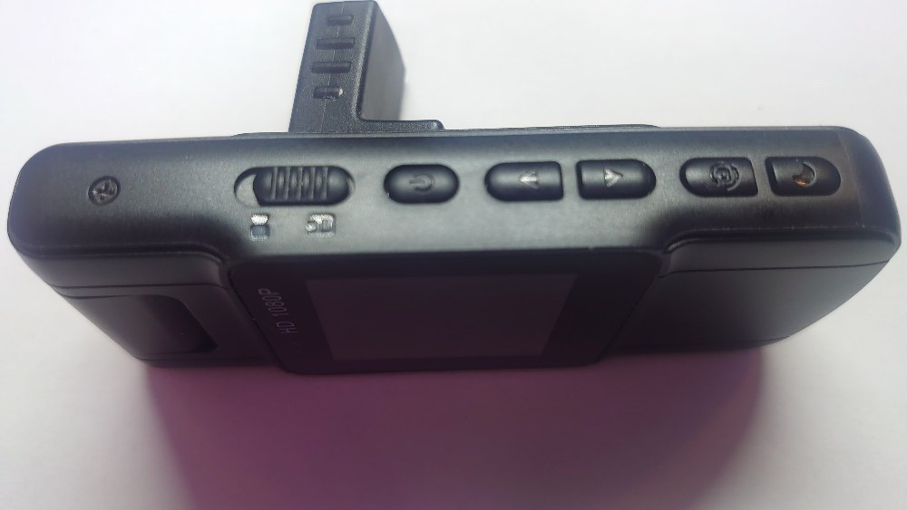 撮影の為、L字型のUSBコネクタを磁力固定中