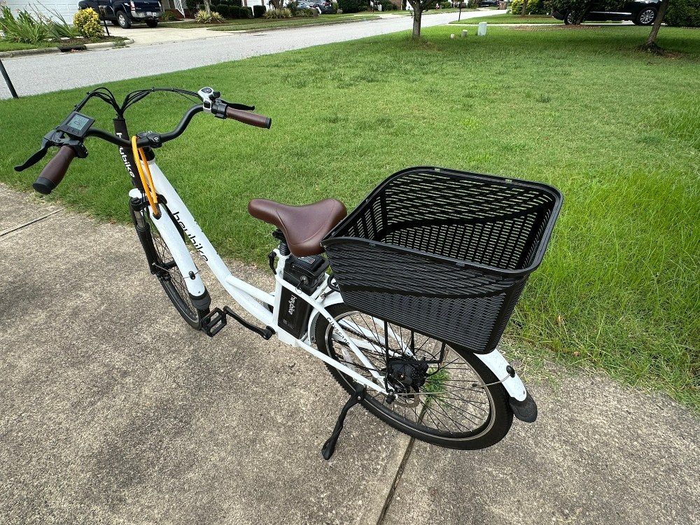 後ろのカゴはお買い物用に別途カゴを買って取り付け