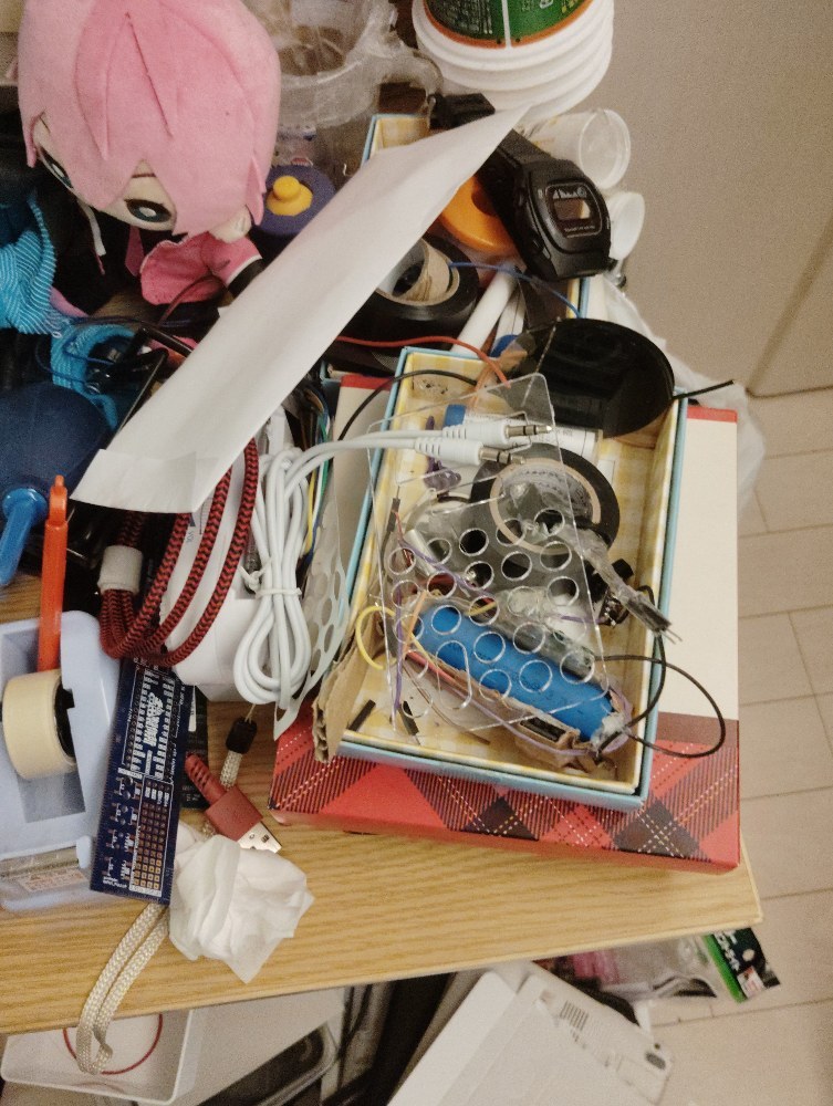 ピンク色の人形は昔推してたAMPTAKxCOLORSのメンバーです