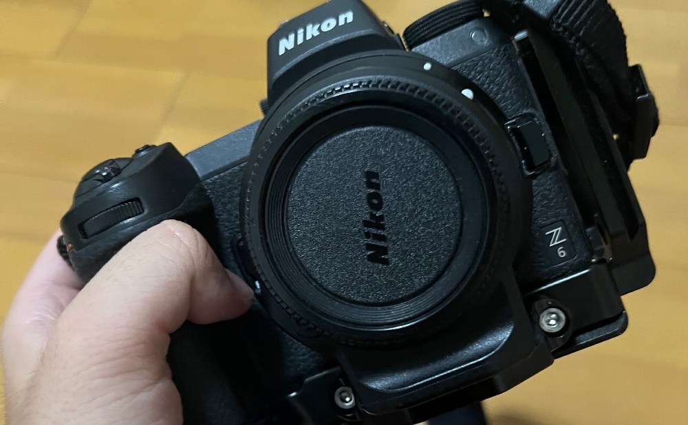 表面。Nikonらしいというか…なんというか。