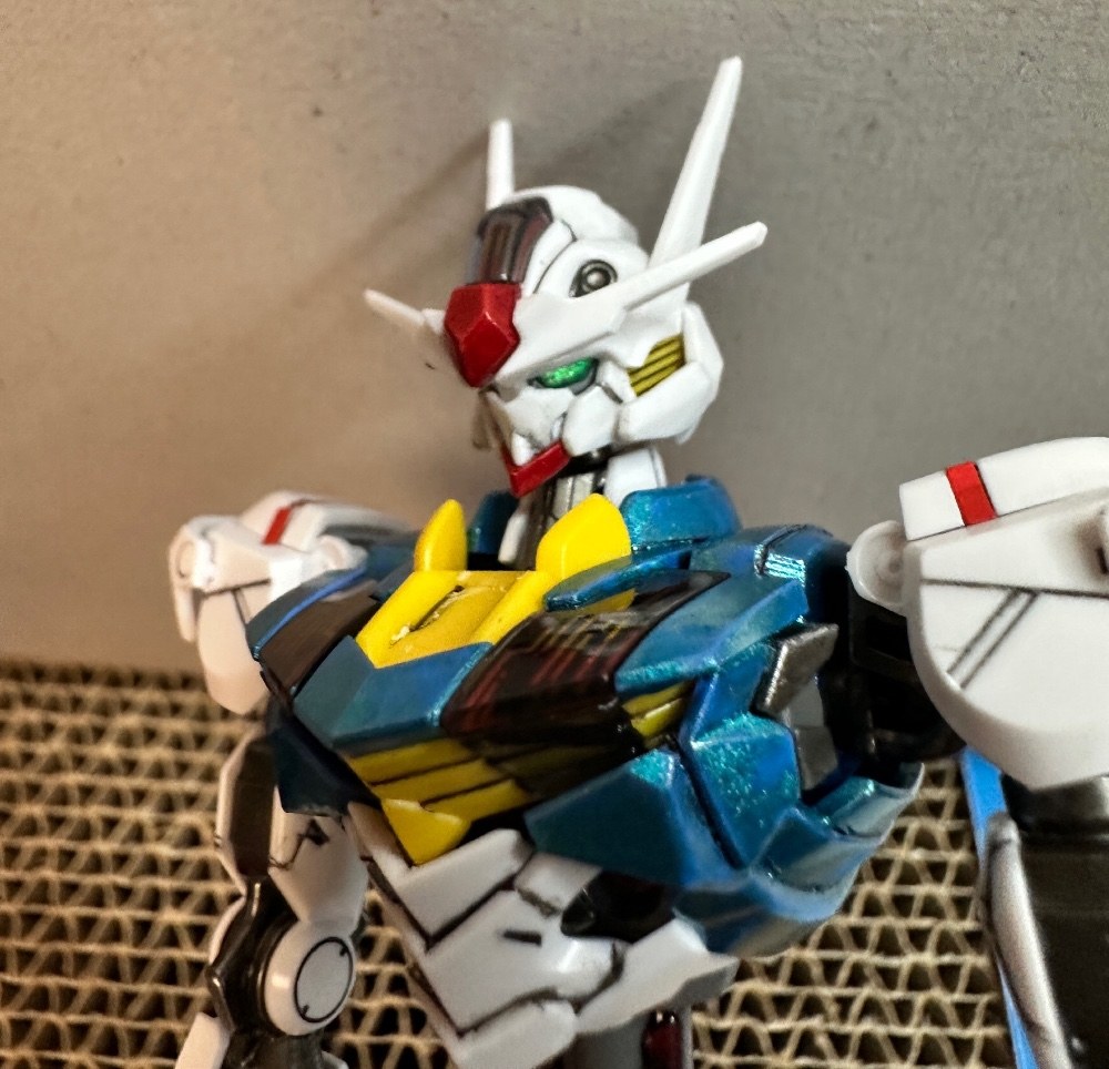 おでことあごはメタリックレッドモノアイはメタリックグリーン