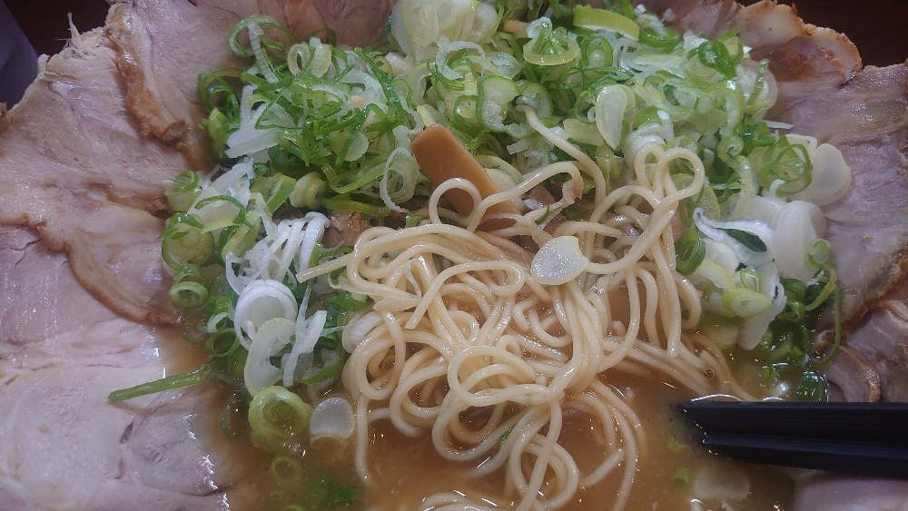 中央にバンカーバスターを撃ち込み、麺を探し出す