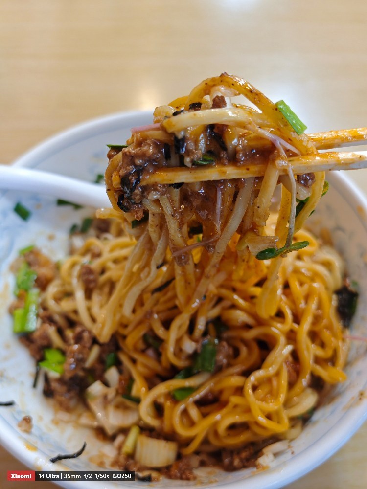 麺を持ち上げる