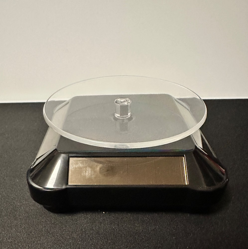 実物がこれです。４面にソーラーパネルがついています。本体サイズ(約)：100×100×40mm 材質・成分：ABS 備考：・耐荷重500g。