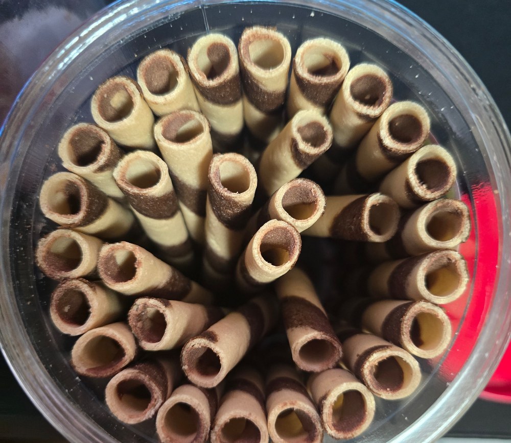 スティック型のお菓子が縦に陳列されてます！（すでに２本目数本食べてしまっている…）