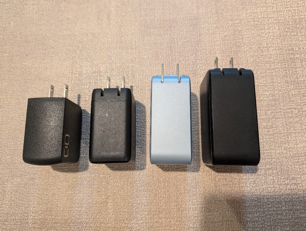 左から本製品、エレコム65W、UGreen65W、UGreen100Wです。他のはUSB-Aポートが入っているのもありますが、それでもかなりサイズ小さいですね!