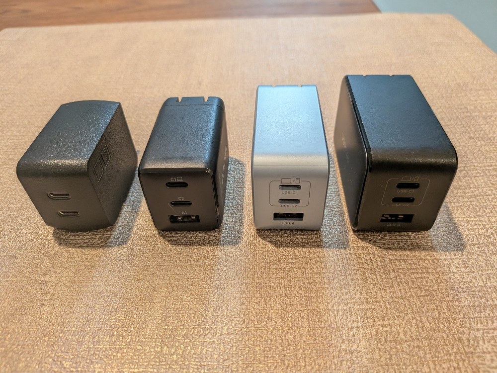 幅や高さには大差ないです。本製品以外はUSB-Aポートがある点に留意してください。
