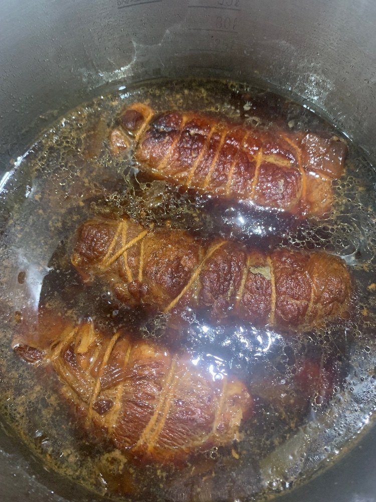 圧力鍋でやると野菜も溶けて味も一気に沁みます。