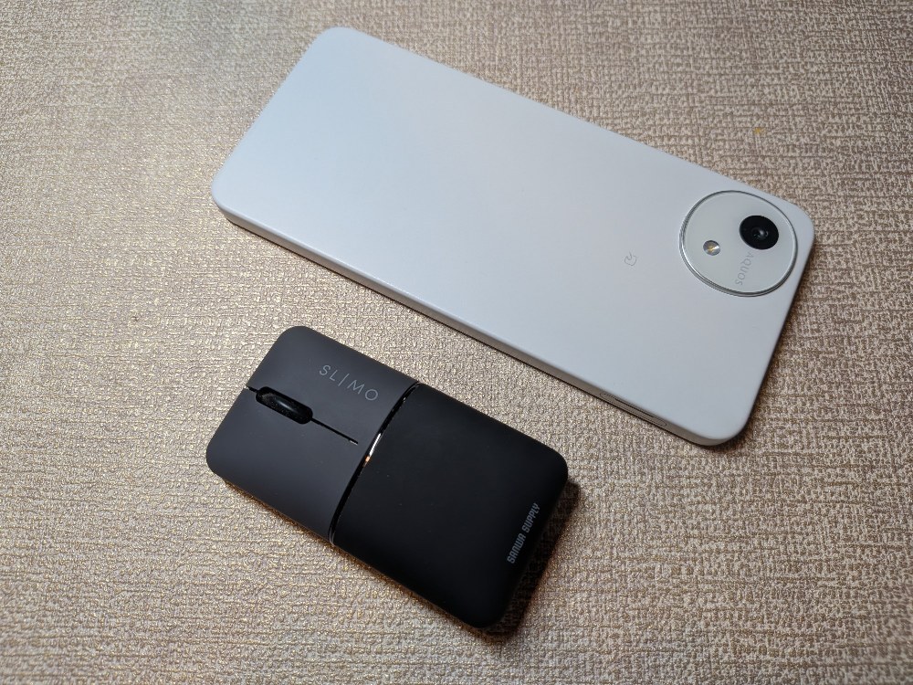 スマホ（AQUOS Wish5）とのサイズ比較。ずいぶん小さいです。