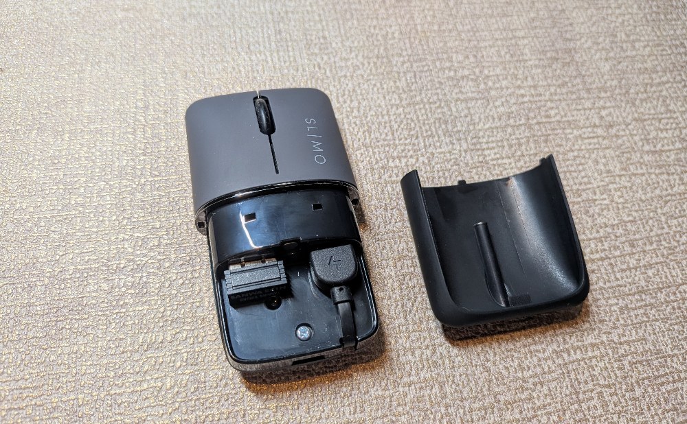 背面カバーを開けたところ。USB-Aのレシーバーと充電用の内蔵USB-Cケーブルが格納されてます。