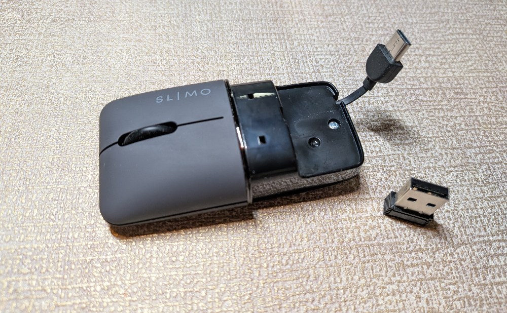 充電用のUSB-Cケーブルが内蔵。コネクタは小さめ、ケーブル細めです。