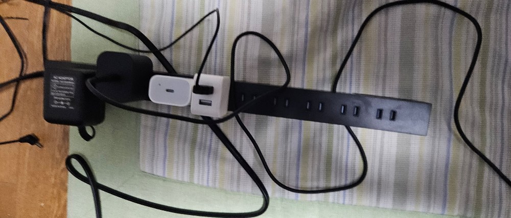 汚いけど許して どうしても電源まわりの線ってきれいにしたら逆に使いにくくなったりするからぶっちゃけきれいにまとめる気力がないのよねぇみんなどうしてるんだろうwq