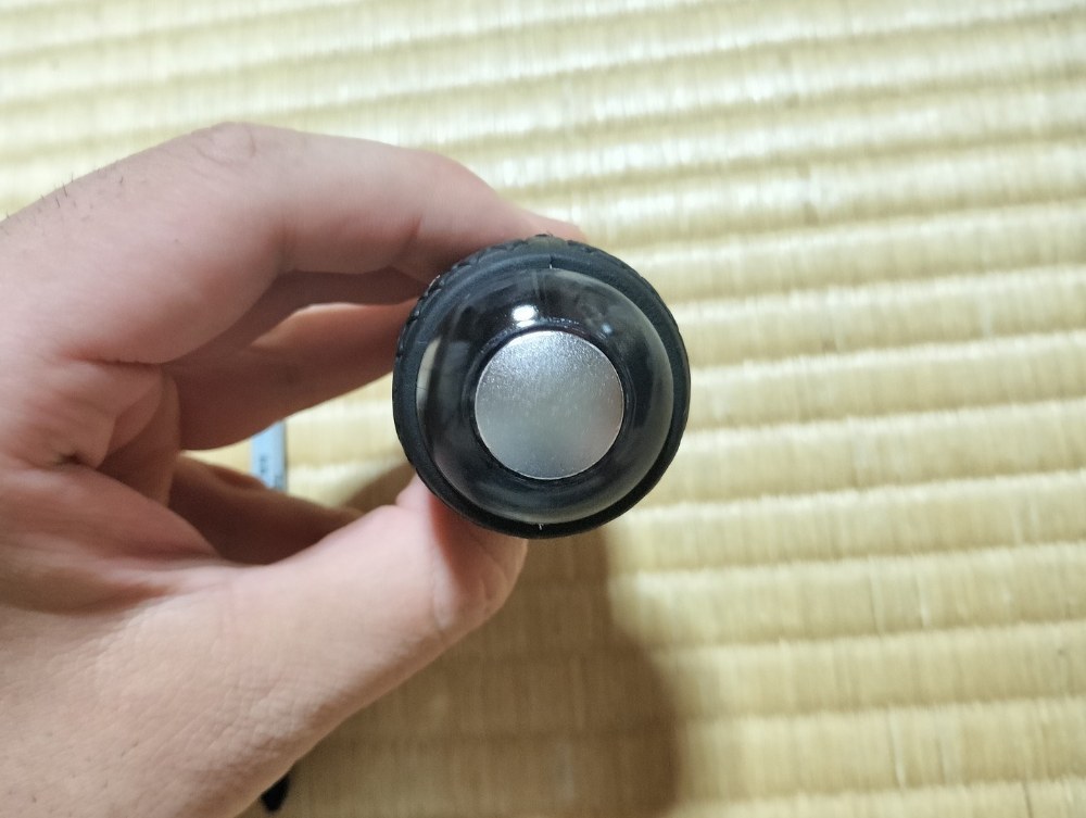 柄の叩く部分は金属