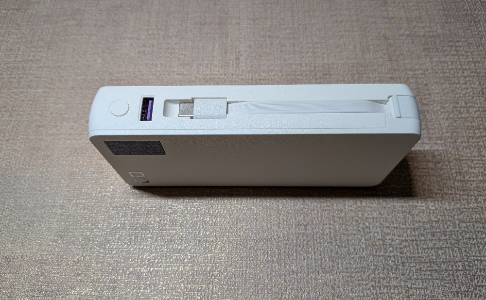 側面（長辺側）にはUSB-A端子×1、USB-C内蔵ケーブル×1