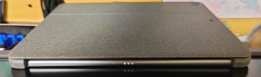 キーボードとの接続部分。カバーはつけられないから普段はキーボードで疑似的にカバーを延長している。