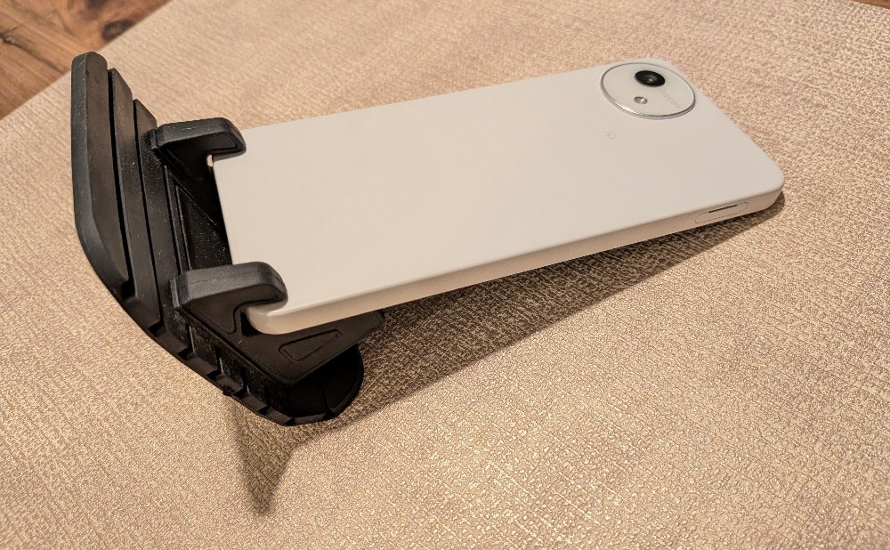 スマホ縦置きですこし触っただけで、グニャっと倒れる…